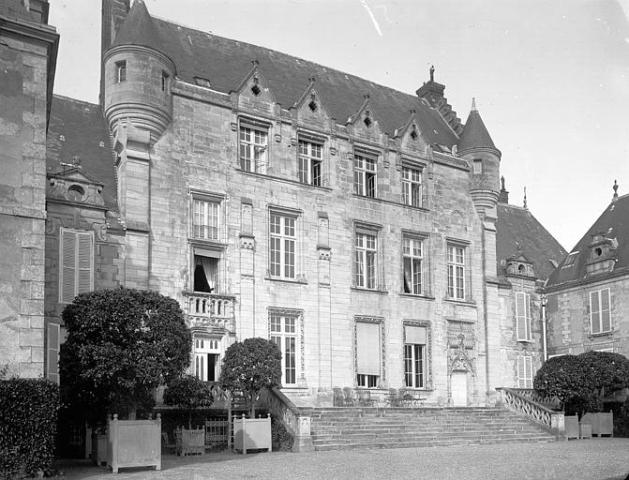 Château de Fresneaux-Montchevreuil